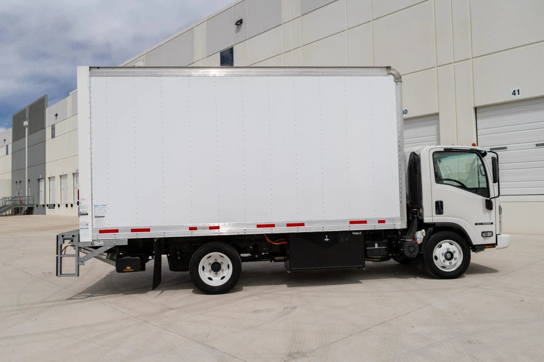 2024 Isuzu Elf - Image 9 of 31