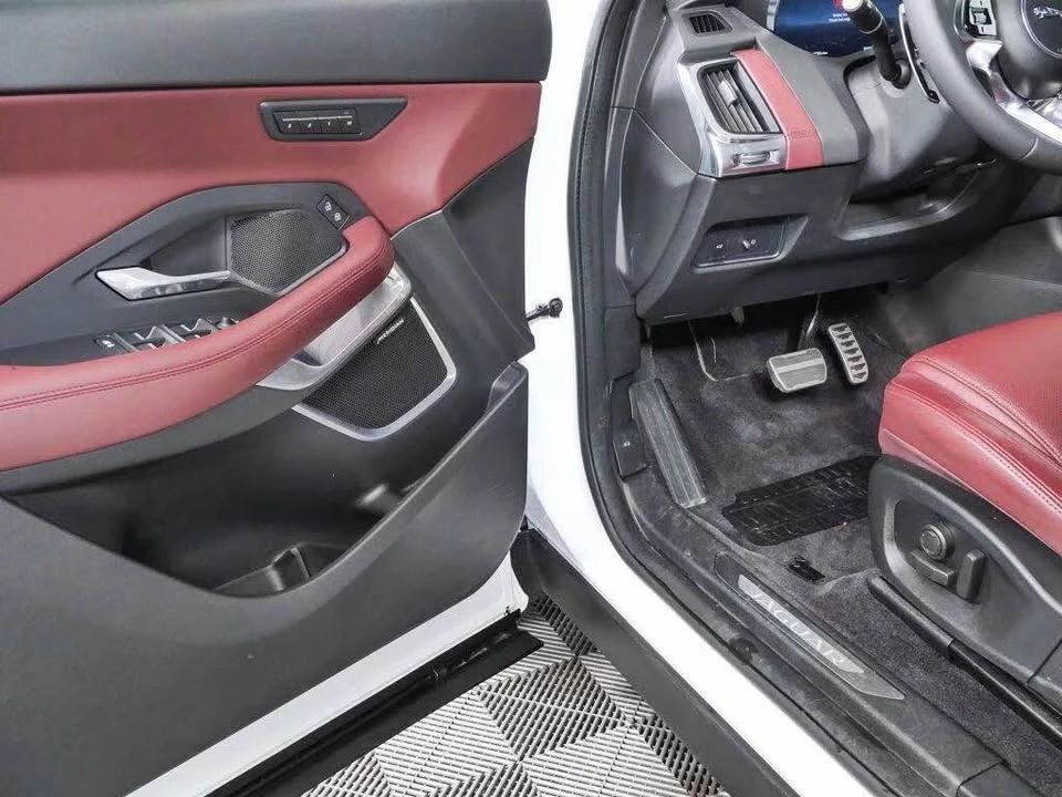 2024 Jaguar E-Pace - Image 6 of 15
