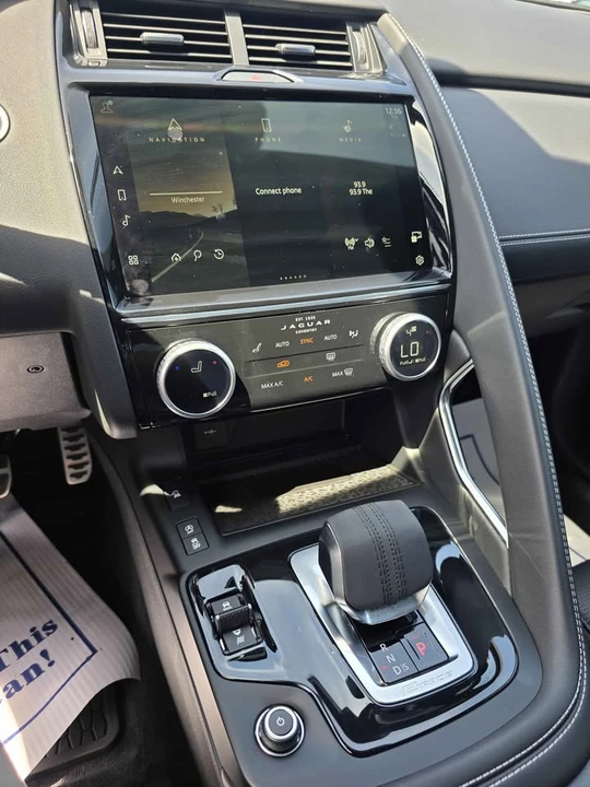 2024 Jaguar E-Pace - Image 15 of 18