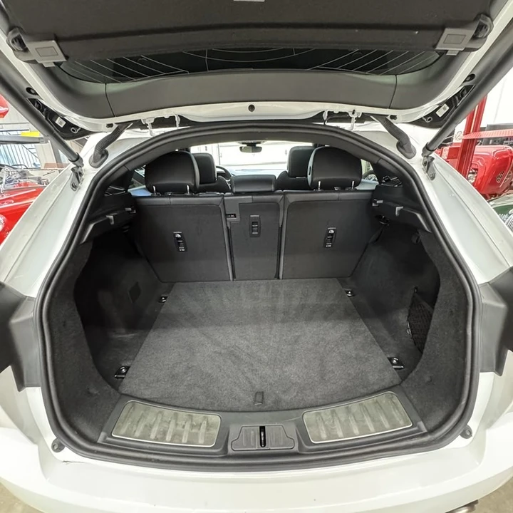 2024 Jaguar E-Pace - Image 15 of 17