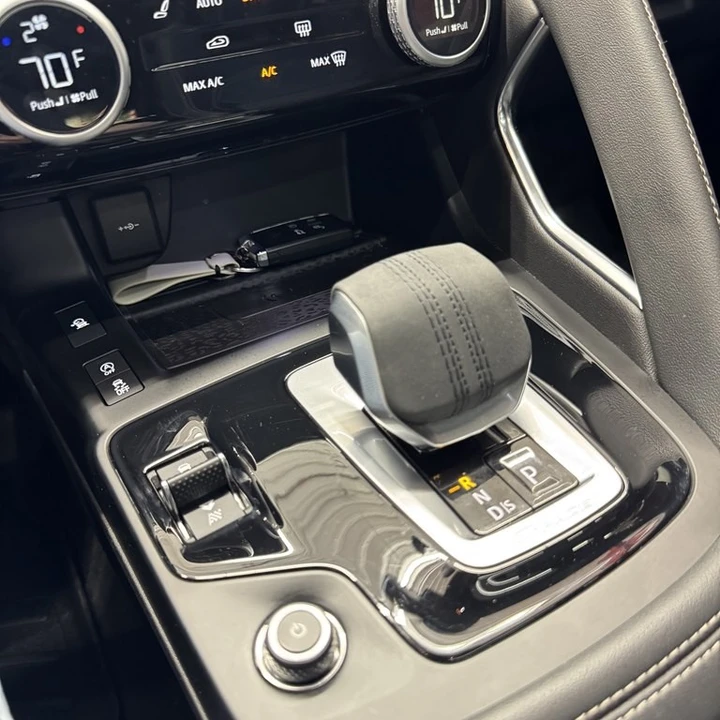2024 Jaguar E-Pace - Image 13 of 17