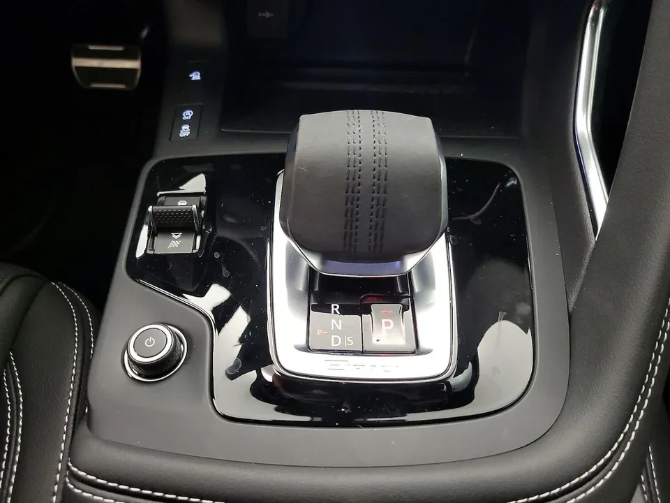2024 Jaguar E-Pace - Image 18 of 20