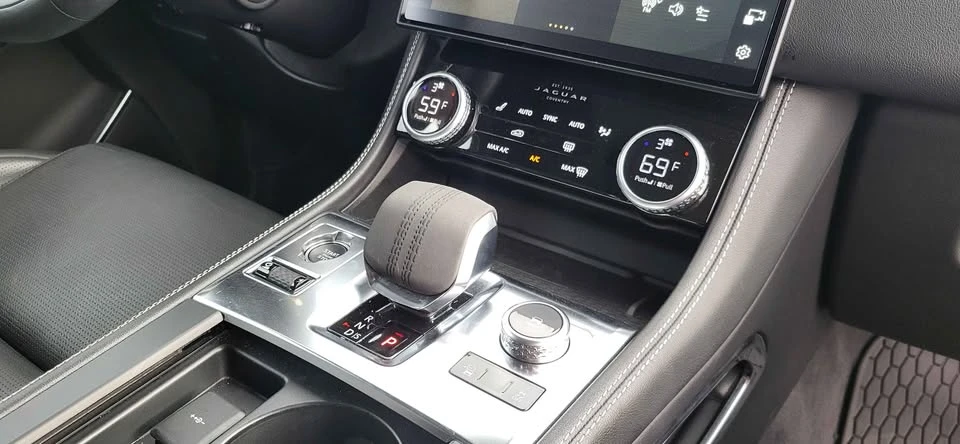 2024 Jaguar F-Pace - Image 10 of 19