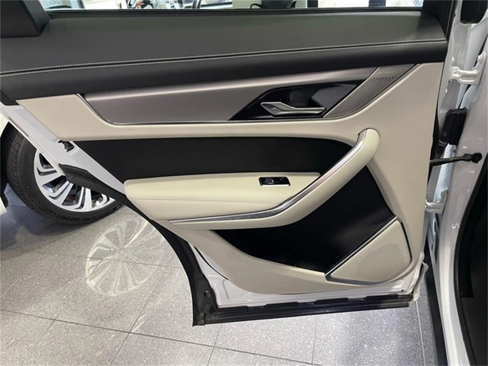 2024 Jaguar F-Pace - Image 29 of 31