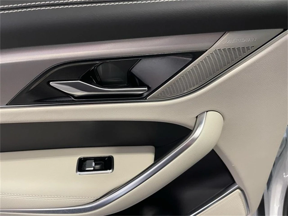 2024 Jaguar F-Pace - Image 30 of 31