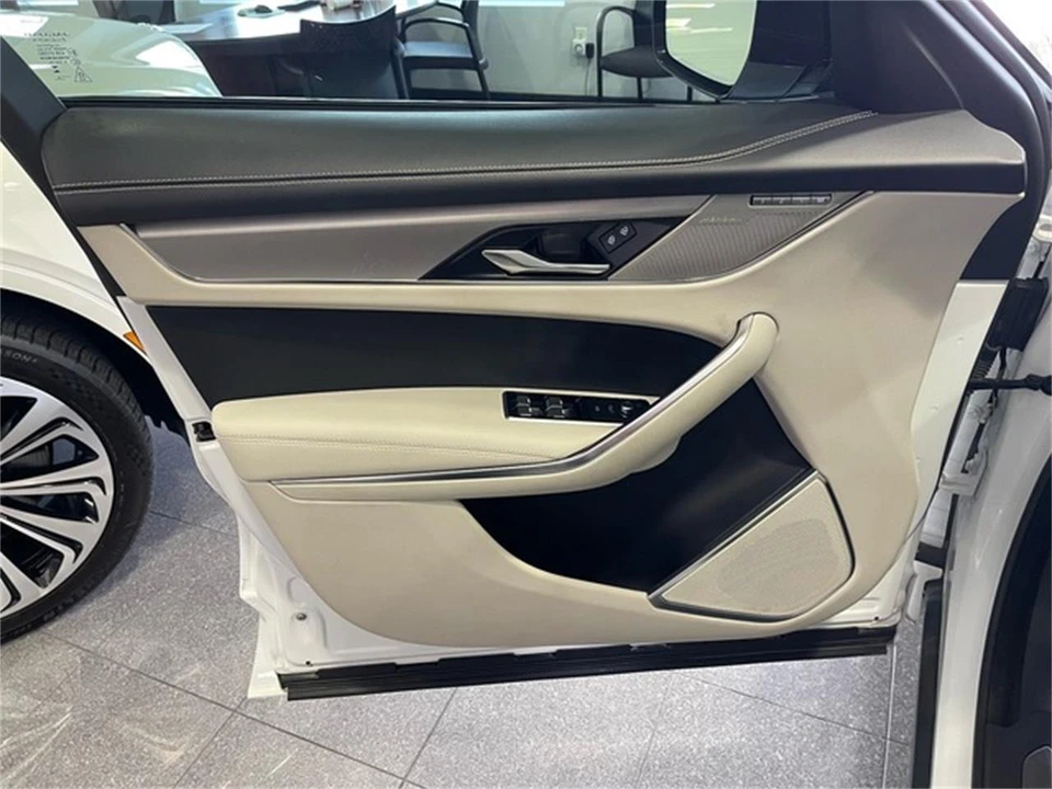 2024 Jaguar F-Pace - Image 22 of 31