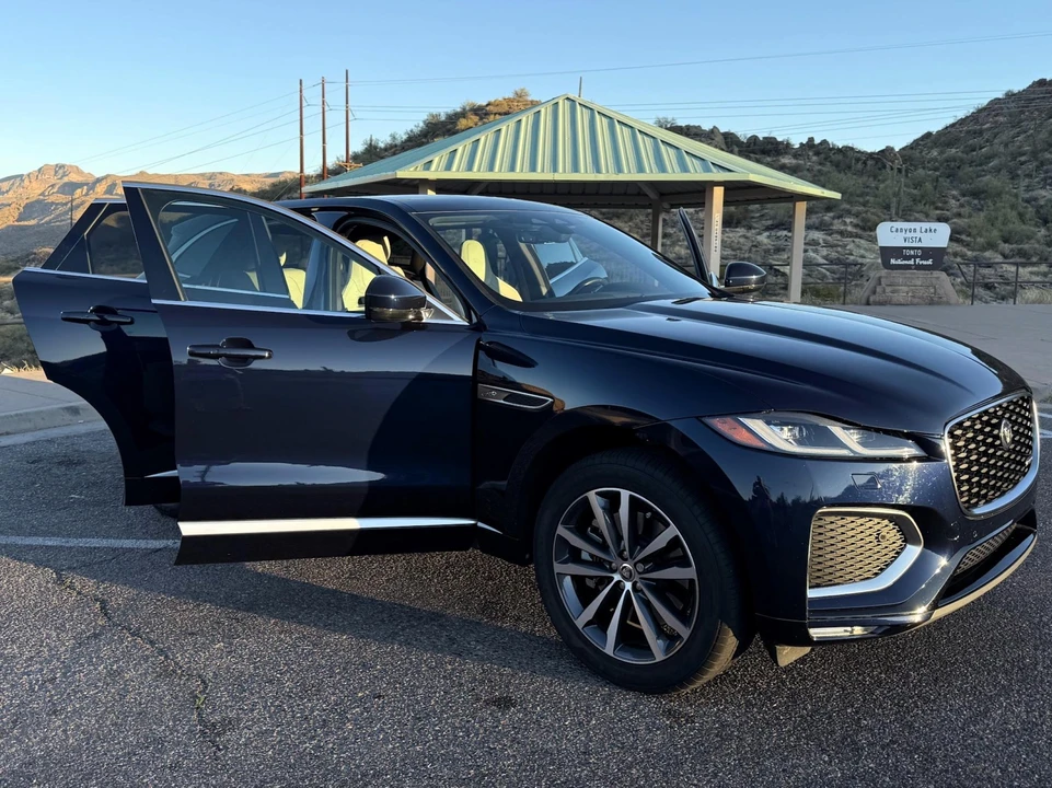 2024 Jaguar F-Pace - Image 15 of 31