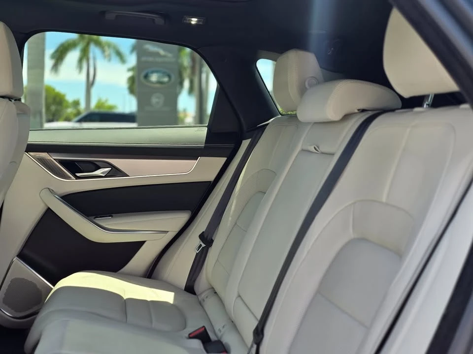 2024 Jaguar F-Pace - Image 9 of 18