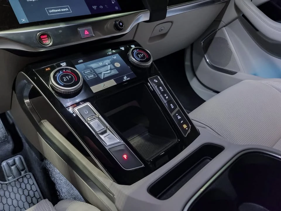 2024 Jaguar I-Pace - Image 15 of 20