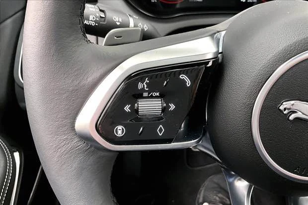 2024 Jaguar E-Pace - Image 15 of 18