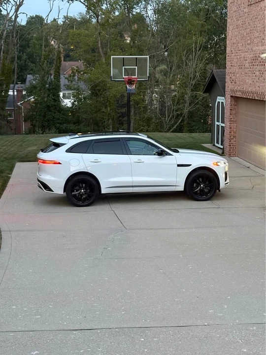 2024 Jaguar F-Pace - Image 2 of 10