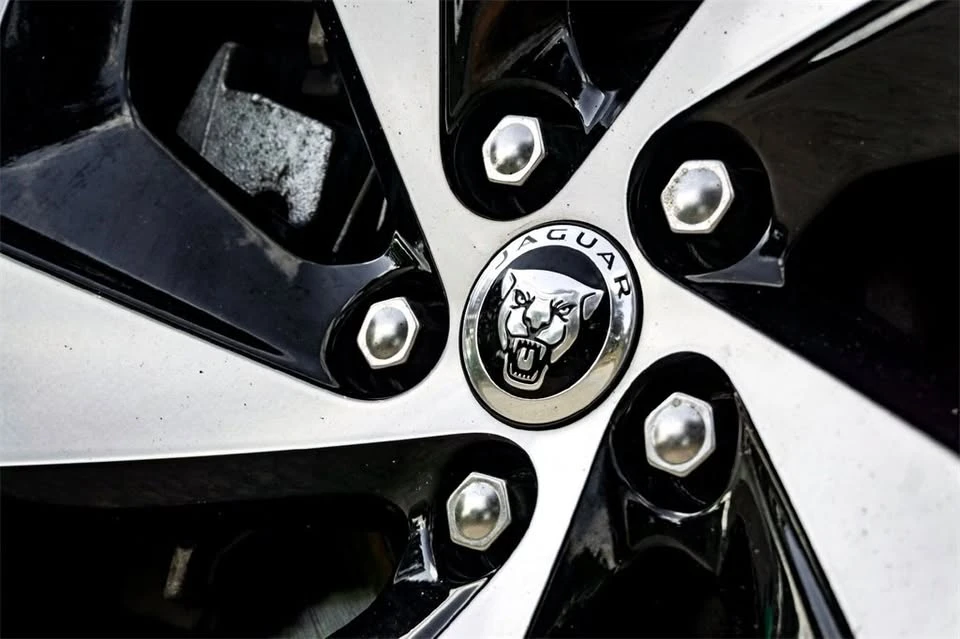 2024 Jaguar F-Pace - Image 2 of 8