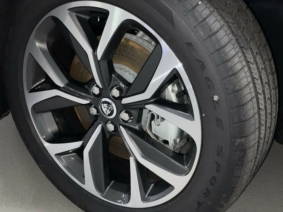 2024 Jaguar I-Pace - Image 17 of 19