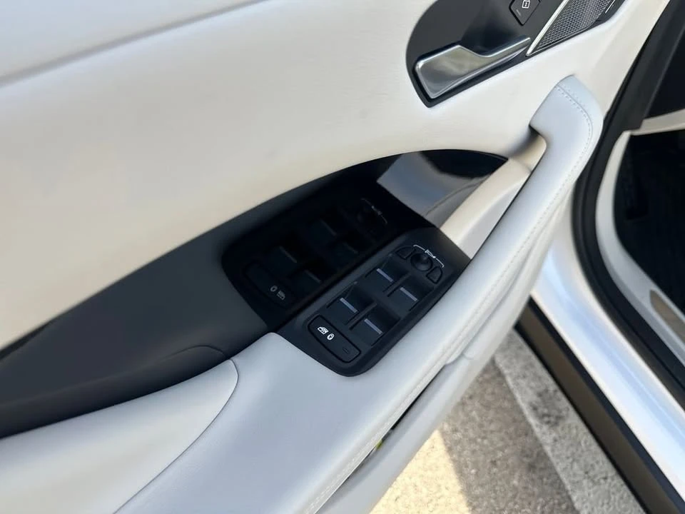 2024 Jaguar I-Pace - Image 16 of 20