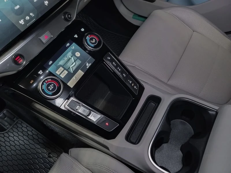 2024 Jaguar I-Pace - Image 15 of 20