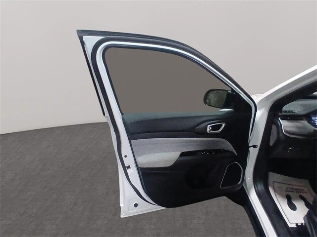 2024 Jeep Compass - Image 11 of 21
