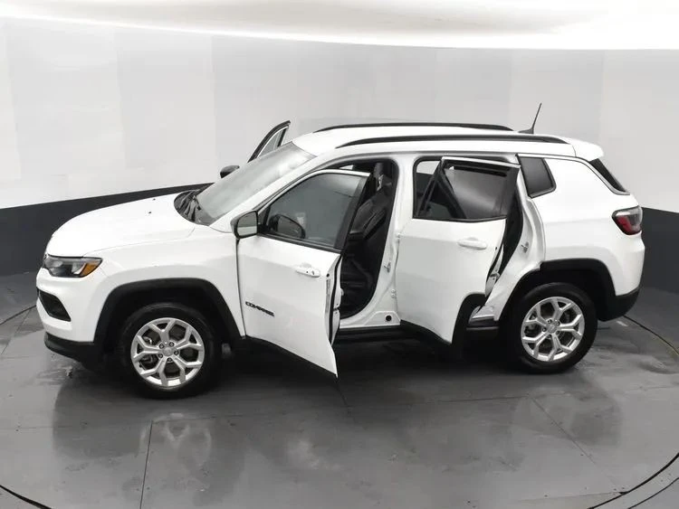2024 Jeep Compass - Image 7 of 12