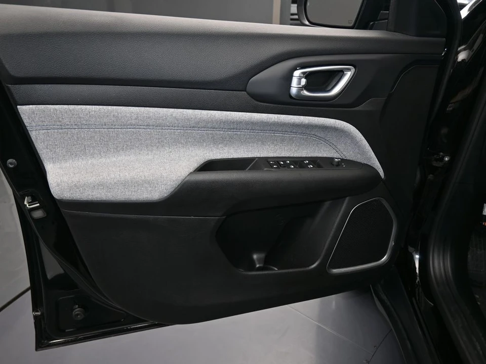 2024 Jeep Compass - Image 11 of 12