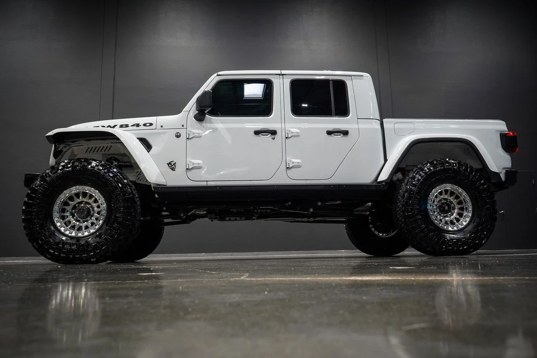 2024 Jeep JT Gladiator - Image 17 of 31