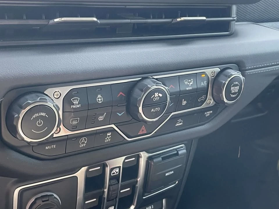 2024 Jeep JT Gladiator - Image 17 of 20