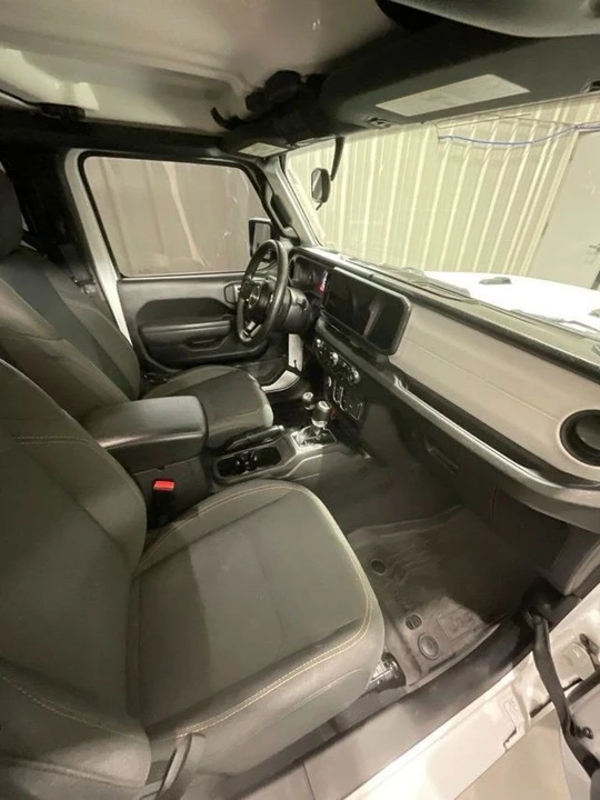 2024 Jeep JT Gladiator - Image 25 of 31