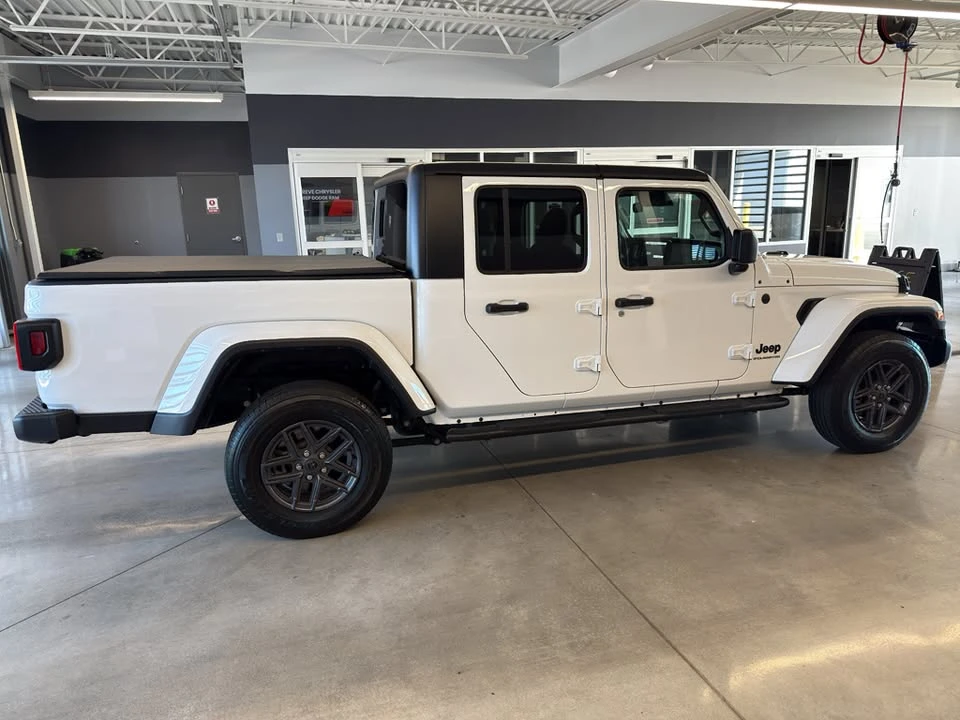 2024 Jeep JT Gladiator - Image 17 of 20