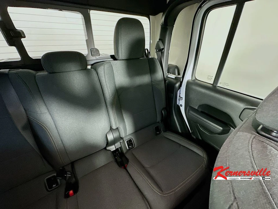 2024 Jeep JT Gladiator - Image 14 of 24