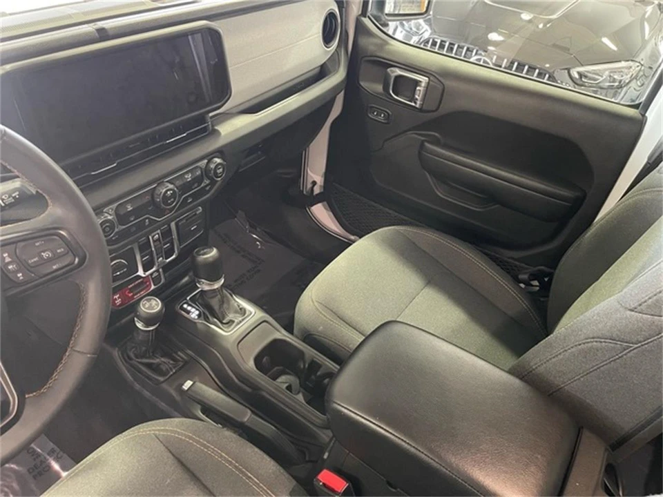2024 Jeep JL Wrangler - Image 25 of 31