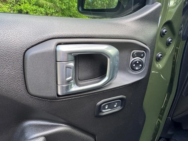 2024 Jeep JL Wrangler - Image 15 of 30
