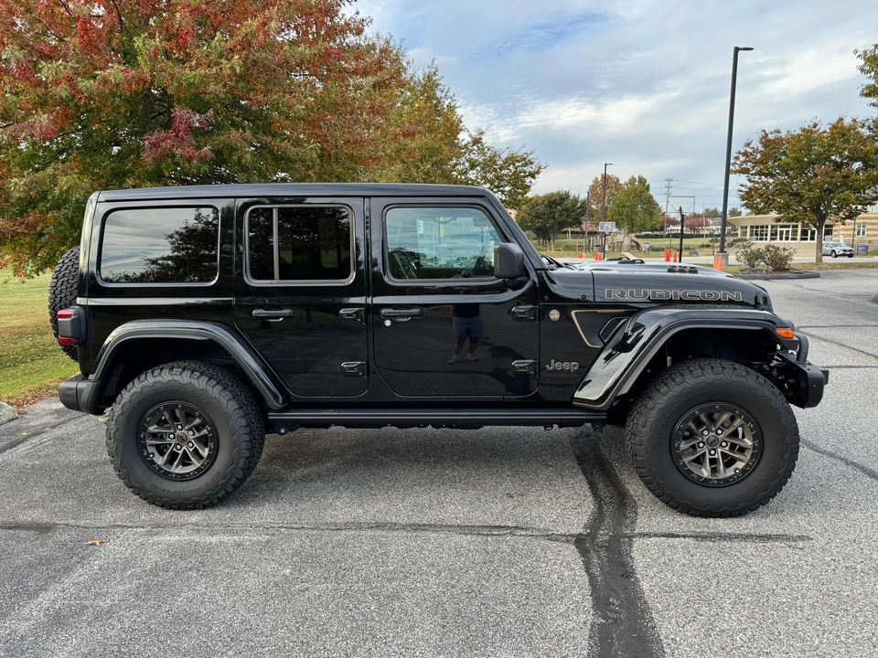 2024 Jeep JL Wrangler - Image 15 of 31