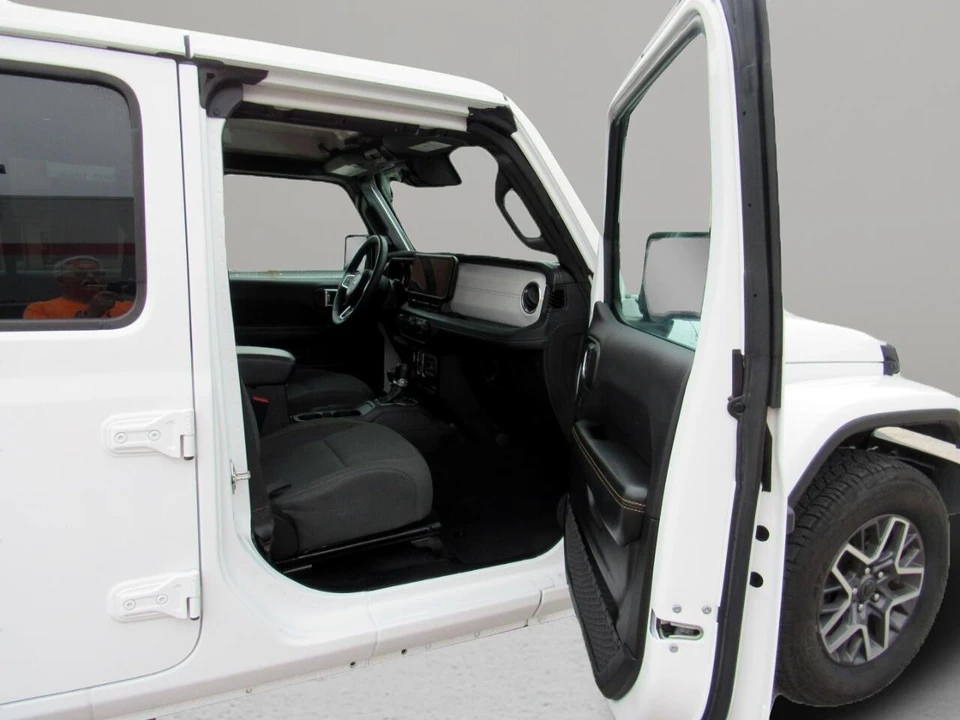 2024 Jeep JL Wrangler - Image 25 of 31