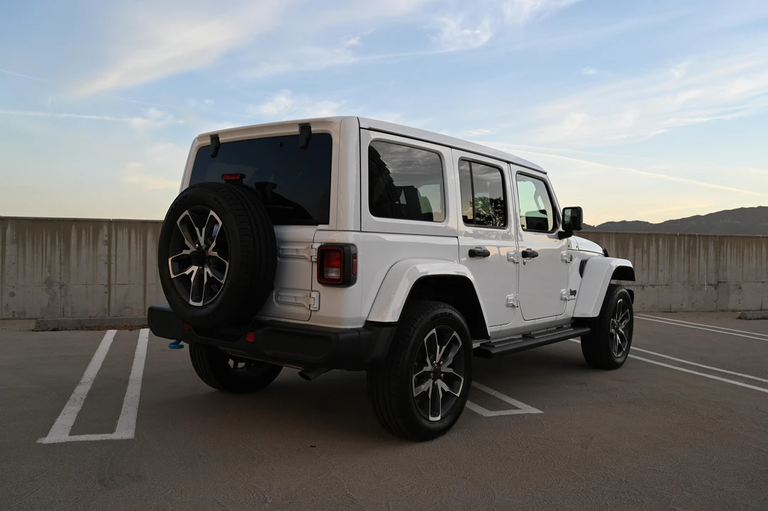 2024 Jeep JL Wrangler - Image 15 of 31
