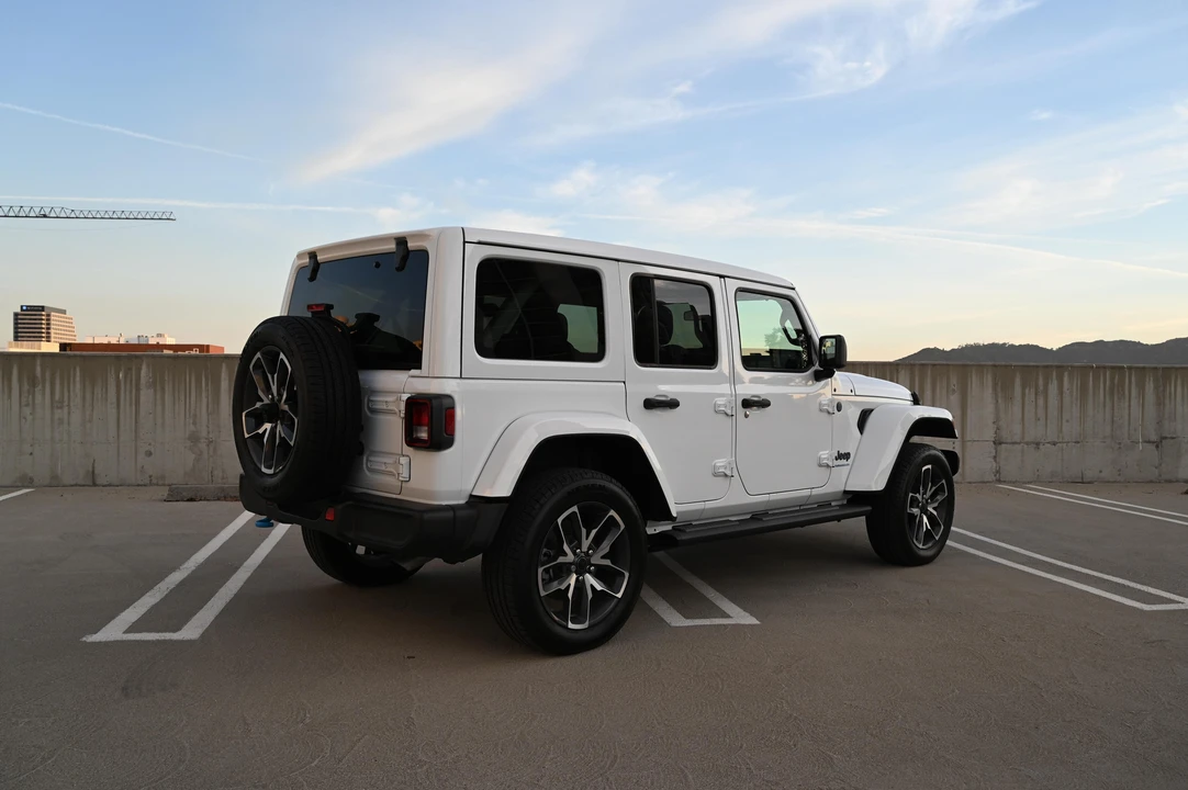 2024 Jeep JL Wrangler - Image 16 of 31