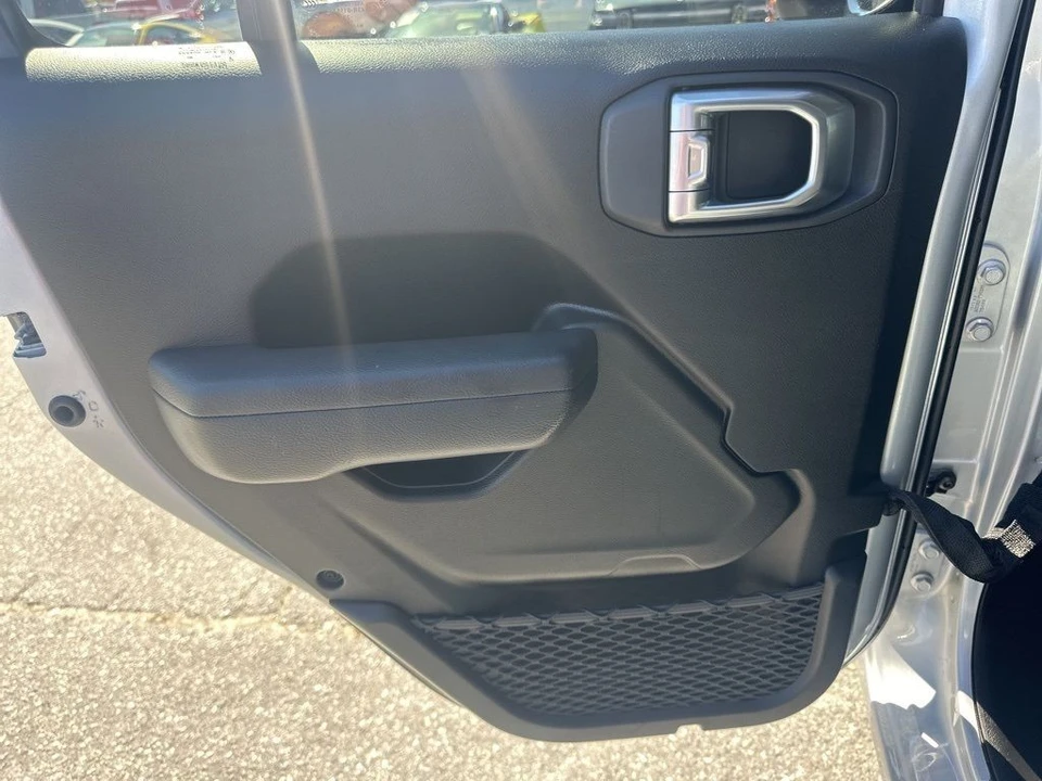 2024 Jeep JL Wrangler - Image 25 of 31