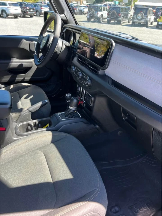 2024 Jeep JL Wrangler - Image 9 of 10