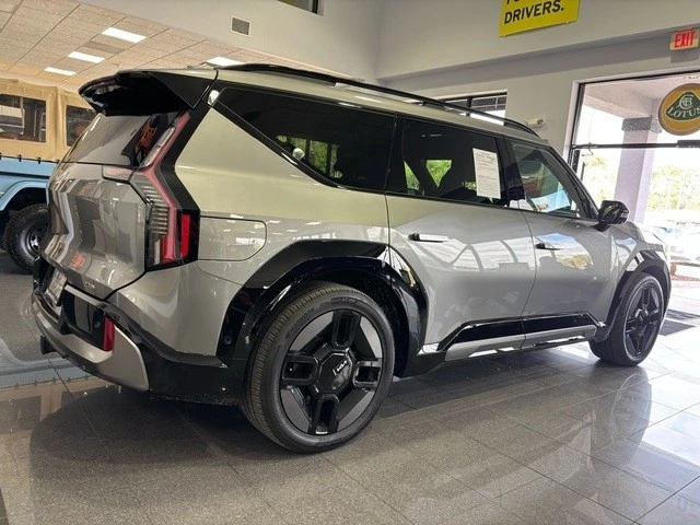 2024 Kia EV9 - Image 16 of 21