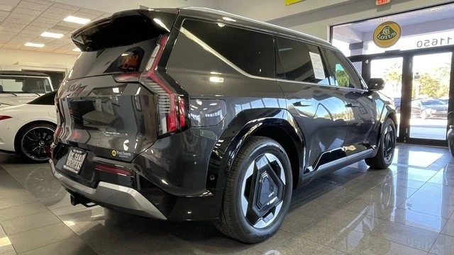 2024 Kia EV9 - Image 4 of 12