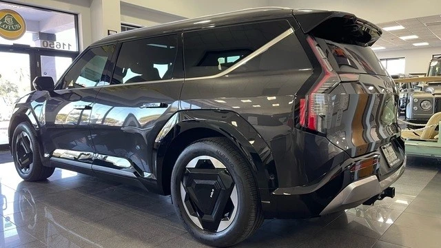 2024 Kia EV9 - Image 3 of 12