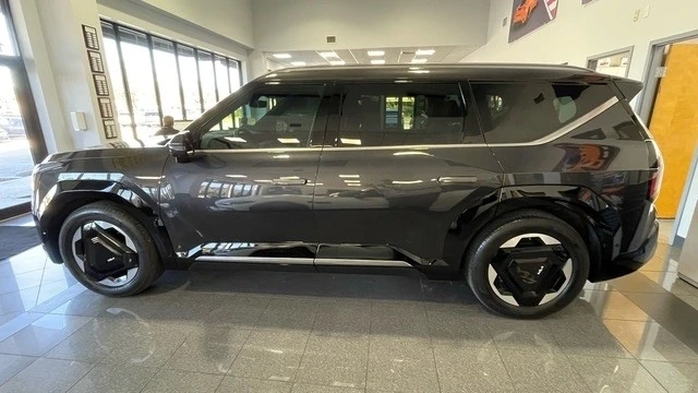 2024 Kia EV9 - Image 2 of 12