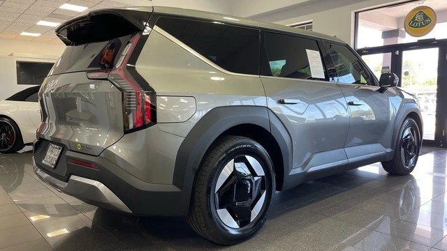 2024 Kia EV9 - Image 4 of 31