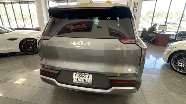 2024 Kia EV9 - Image 8 of 31
