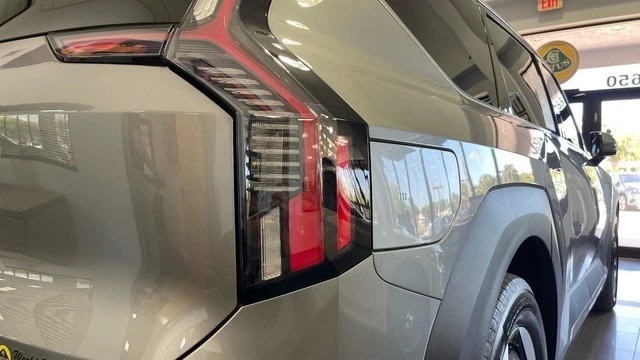 2024 Kia EV9 - Image 18 of 31
