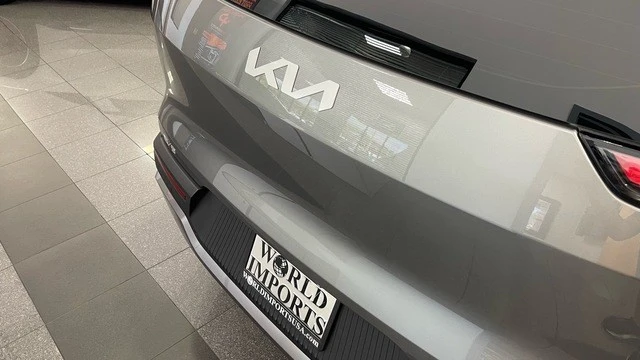 2024 Kia EV9 - Image 19 of 31