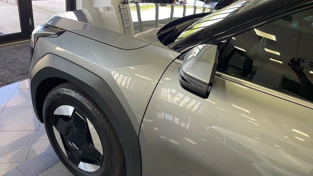 2024 Kia EV9 - Image 12 of 31