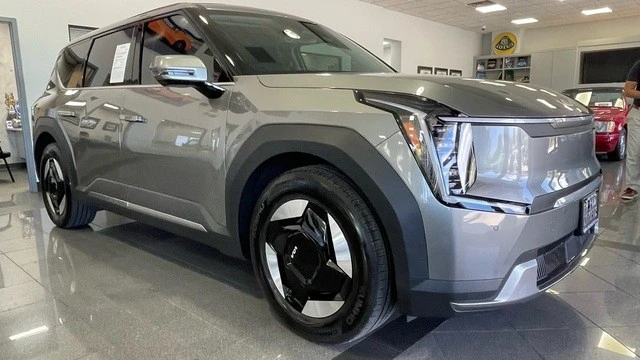 2024 Kia EV9 - Image 6 of 31