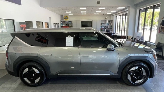 2024 Kia EV9 - Image 5 of 31