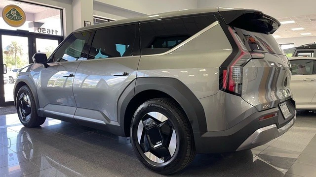 2024 Kia EV9 - Image 3 of 31