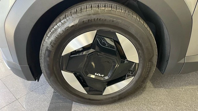 2024 Kia EV9 - Image 22 of 31