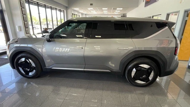 2024 Kia EV9 - Image 2 of 31