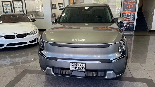 2024 Kia EV9 - Image 9 of 31